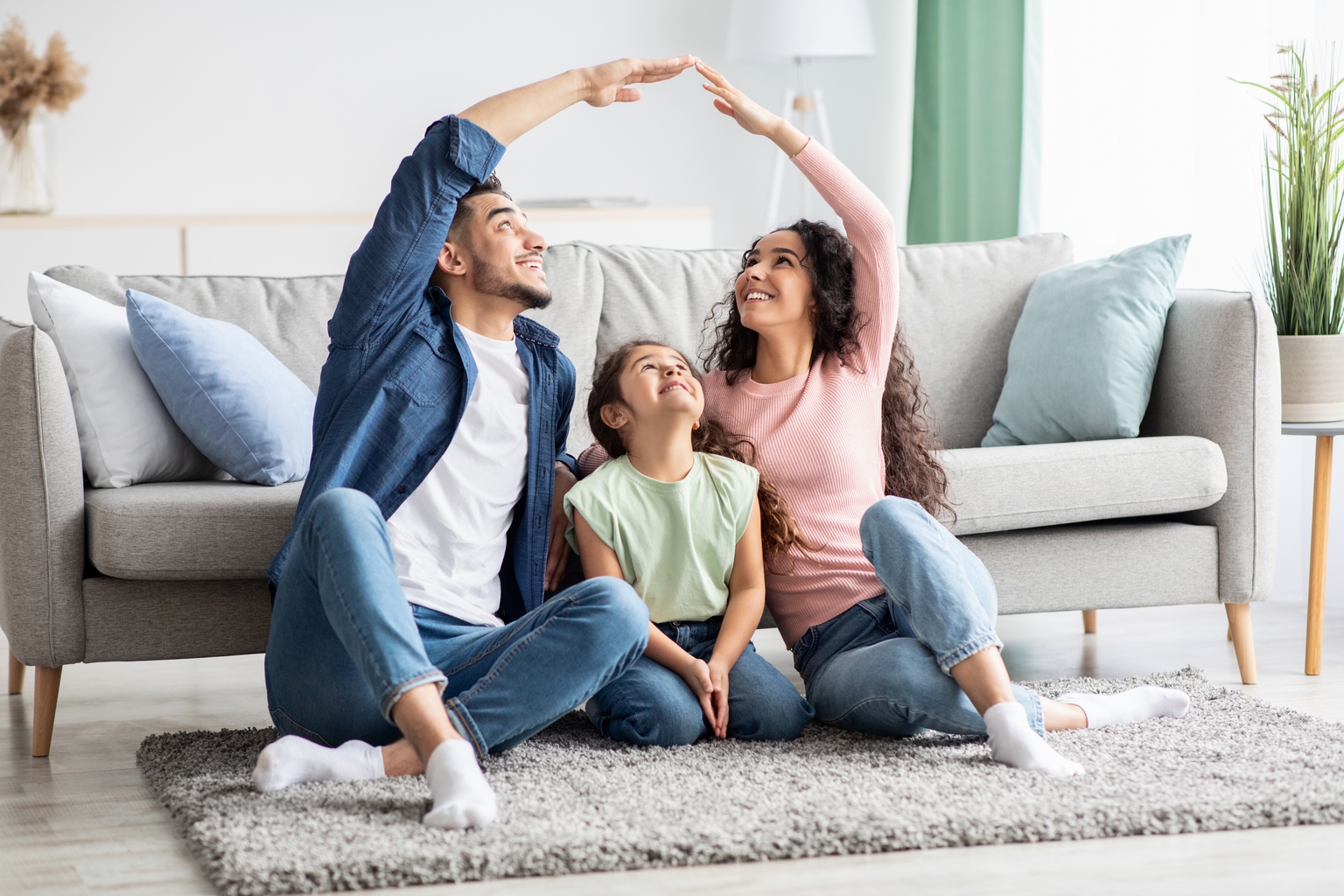 Clientes satisfechos mostrando sus casas bien aisladas
